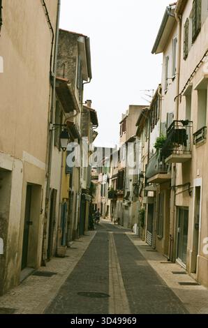 Eine nostalgische analoge Reise durch Marseille, Frankreich, die den zeitlosen Charme des Vieux-Port, die historische Architektur und das mediterrane Licht einfängt Stockfoto