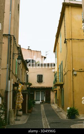 Eine nostalgische analoge Reise durch Marseille, Frankreich, die den zeitlosen Charme des Vieux-Port, die historische Architektur und das mediterrane Licht einfängt Stockfoto