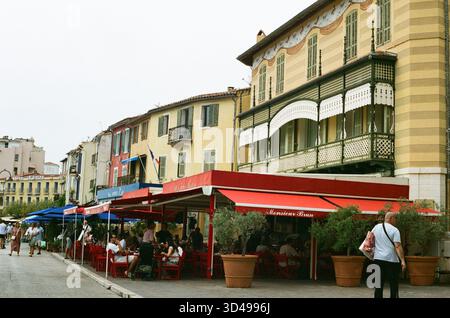 Eine nostalgische analoge Reise durch Marseille, Frankreich, die den zeitlosen Charme des Vieux-Port, die historische Architektur und das mediterrane Licht einfängt Stockfoto