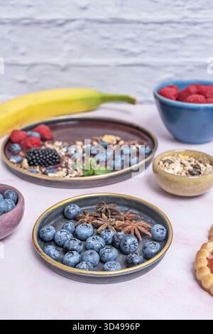 Ein perfektes Gleichgewicht von gesund und köstlich: Weizen-Getreide, frische Heidelbeeren und ein Hauch Honig auf fettarmem Hüttenkäse Stockfoto