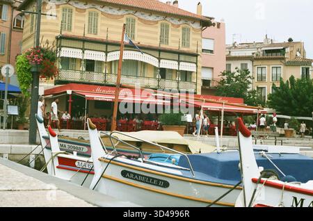 Eine nostalgische analoge Reise durch Marseille, Frankreich, die den zeitlosen Charme des Vieux-Port, die historische Architektur und das mediterrane Licht einfängt Stockfoto