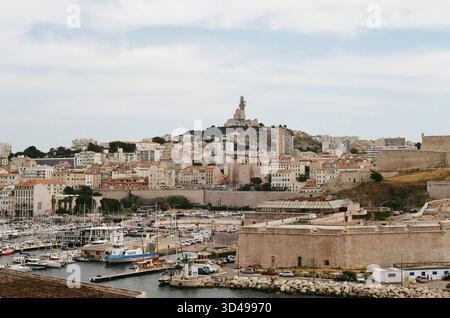 Eine nostalgische analoge Reise durch Marseille, Frankreich, die den zeitlosen Charme des Vieux-Port, die historische Architektur und das mediterrane Licht einfängt Stockfoto