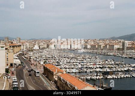 Eine nostalgische analoge Reise durch Marseille, Frankreich, die den zeitlosen Charme des Vieux-Port, die historische Architektur und das mediterrane Licht einfängt Stockfoto