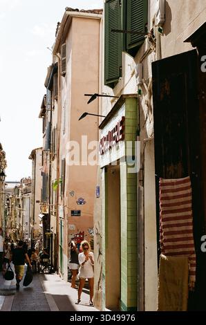 Eine nostalgische analoge Reise durch Marseille, Frankreich, die den zeitlosen Charme des Vieux-Port, die historische Architektur und das mediterrane Licht einfängt Stockfoto
