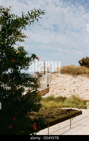 Eine nostalgische analoge Reise durch Marseille, Frankreich, die den zeitlosen Charme des Vieux-Port, die historische Architektur und das mediterrane Licht einfängt Stockfoto