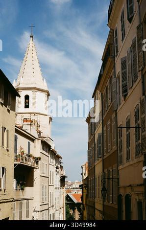 Eine nostalgische analoge Reise durch Marseille, Frankreich, die den zeitlosen Charme des Vieux-Port, die historische Architektur und das mediterrane Licht einfängt Stockfoto