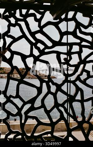 Eine nostalgische analoge Reise durch Marseille, Frankreich, die den zeitlosen Charme des Vieux-Port, die historische Architektur und das mediterrane Licht einfängt Stockfoto