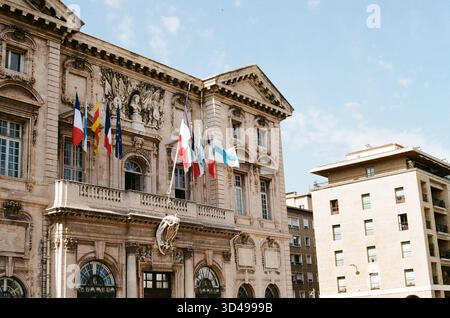 Eine nostalgische analoge Reise durch Marseille, Frankreich, die den zeitlosen Charme des Vieux-Port, die historische Architektur und das mediterrane Licht einfängt Stockfoto