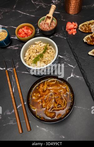 Ramen-Nudeln mit Garnelen, mariniertem Ei, Zuckermais und Narutomaki-cremiger Tonkotsu-Brühe Stockfoto