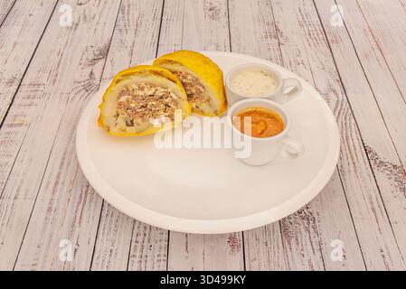 Saftige gefüllte Kartoffel mit Hackfleisch, Zwiebeln, gelbem Chili und hart gekochtem Ei, in heißem Öl goldbraun gebraten Stockfoto