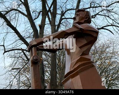 Eine Stahlskulptur namens Fighting from Home, die am Remembrance Day in Cradley Heath, West Midlands, enthüllt wurde. Bilddatum: Sonntag, 9. November 2025. Stockfoto