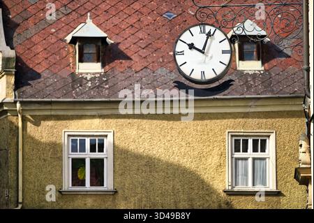 Eine antike Uhr im Vintage-Stil hängt draußen an der Wand eines Hauses in Krems an der Donau, Österreich Stockfoto