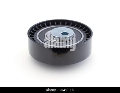Neue Spannrolle des automatischen Steuerriemens isoliert auf weiß. Stockfoto