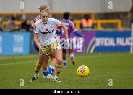 London, Großbritannien. November 2025. Eva Butler (28 Sheffield United) mit einem Zwischenfall während des Spiels zwischen Crystal Palace und Sheffield United im WSL2 im VBS Community Stadium Sutton, London, England am Sonntag, den 9. November 2025. Quelle: SPP Sport Pressefoto. /Alamy Live News Stockfoto