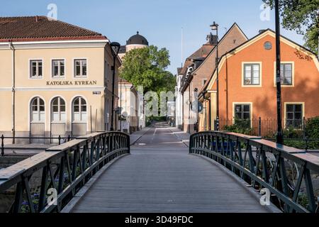 Uppsala, Schweden – Blick auf die urbane Landschaft des Flusses Fyris (Fyrisån) in der Nähe von Västgöta Nation, mit Architektur am Fluss und Wegen. Stockfoto