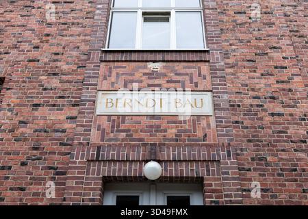 Berndt-Bau-Zeichen am Universitätscampus der TU Dresden. Nahaufnahme des Namens an der Fassade. Eingang des historischen Gebäudes. Stockfoto