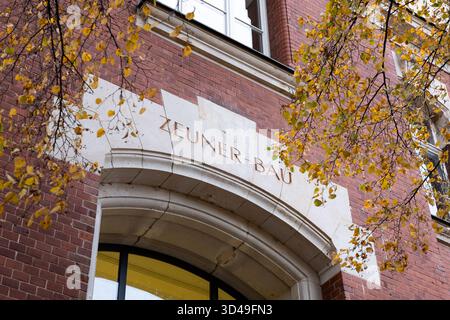 Zeuner-Bau-Zeichen am Universitätscampus der TU Dresden. Nahaufnahme des Namens an der Fassade. Eingang des historischen Gebäudes. Stockfoto