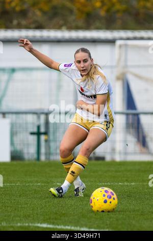 London, Großbritannien. November 2025. Eva Butler (28 Sheffield United) spielt während des Spiels zwischen Crystal Palace und Sheffield United im WSL2 im VBS Community Stadium Sutton, London, England, am Sonntag, den 9. November 2025. Quelle: SPP Sport Pressefoto. /Alamy Live News Stockfoto