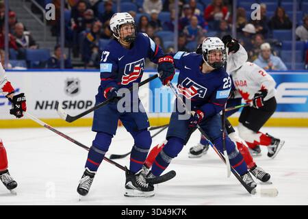 Buffalo, New York, USA. November 2025. Das Team USA stürzt Abbey Murphy (37) und Hannah Bilka (23) in der ersten Periode. Das Team USA Women's National Team war Gastgeber des kanadischen Women's National Teams in einem Spiel der Canada USA Rivalry Series im Key Bank Center in Buffalo, New York. (Jonathan Tenca/CSM). Quelle: csm/Alamy Live News Stockfoto