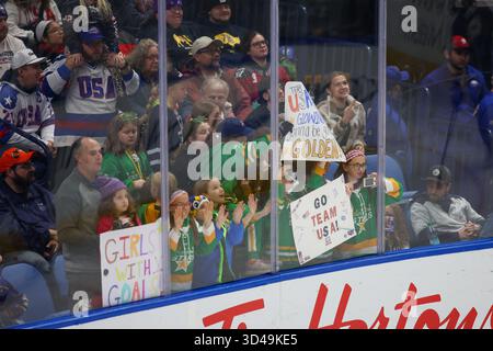Buffalo, New York, USA. November 2025. Die Fans des Teams USA feuern vor dem Spiel gegen Team Canada in Aufwärmrunden an. Das Team USA Women's National Team war Gastgeber des kanadischen Women's National Teams in einem Spiel der Canada USA Rivalry Series im Key Bank Center in Buffalo, New York. (Jonathan Tenca/CSM). Quelle: csm/Alamy Live News Stockfoto