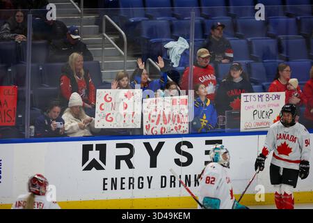 Buffalo, New York, USA. November 2025. Die Fans von Team Canada feuern vor dem Spiel gegen Team USA in Aufwärmrunden an. Das Team USA Women's National Team war Gastgeber des kanadischen Women's National Teams in einem Spiel der Canada USA Rivalry Series im Key Bank Center in Buffalo, New York. (Jonathan Tenca/CSM). Quelle: csm/Alamy Live News Stockfoto