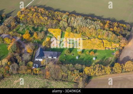 Luftbild, Emscherquellhof mit Quelle der Emscher, Emscherquelle im Herbst, Naturerlebnis Emscherquelle, Hohenleuchte, Holzwickede, Ruhrgebiet, Nordrhein-Westfalen, Deutschland ACHTUNGxMINDESTHONORARx60xEURO *** Luftansicht, Emscherquellhof mit Emscher-Quelle im Herbst, Naturerlebnis Emscher-Quelle, Hohenleuchte, Holzwickede, Ruhrgebiet, Nordrhein-Westfalen, Deutschland ACHTUNGxMINDESTHONORARx60xEURO Stockfoto