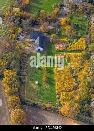 Luftbild, Emscherquellhof mit Quelle der Emscher, Emscherquelle im Herbst, Naturerlebnis Emscherquelle, Hohenleuchte, Holzwickede, Ruhrgebiet, Nordrhein-Westfalen, Deutschland ACHTUNGxMINDESTHONORARx60xEURO *** Luftansicht, Emscherquellhof mit Emscher-Quelle im Herbst, Naturerlebnis Emscher-Quelle, Hohenleuchte, Holzwickede, Ruhrgebiet, Nordrhein-Westfalen, Deutschland ACHTUNGxMINDESTHONORARx60xEURO Stockfoto