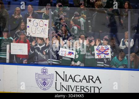 Buffalo, New York, USA. November 2025. Die Fans des Teams USA feuern vor dem Spiel gegen Team Canada in Aufwärmrunden an. Das Team USA Women's National Team war Gastgeber des kanadischen Women's National Teams in einem Spiel der Canada USA Rivalry Series im Key Bank Center in Buffalo, New York. (Jonathan Tenca/CSM). Quelle: csm/Alamy Live News Stockfoto