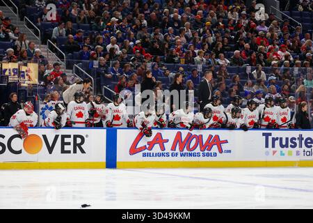 Buffalo, New York, USA. November 2025. Die Spieler von Team Canada sehen sich in der ersten Phase eines Spiels gegen Team USA an. Das Team USA Women's National Team war Gastgeber des kanadischen Women's National Teams in einem Spiel der Canada USA Rivalry Series im Key Bank Center in Buffalo, New York. (Jonathan Tenca/CSM). Quelle: csm/Alamy Live News Stockfoto