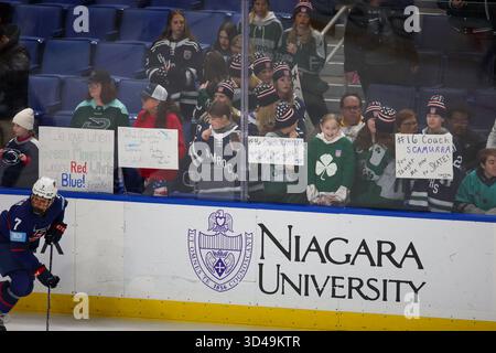 Buffalo, New York, USA. November 2025. Die Fans des Teams USA feuern vor dem Spiel gegen Team Canada in Aufwärmrunden an. Das Team USA Women's National Team war Gastgeber des kanadischen Women's National Teams in einem Spiel der Canada USA Rivalry Series im Key Bank Center in Buffalo, New York. (Jonathan Tenca/CSM). Quelle: csm/Alamy Live News Stockfoto