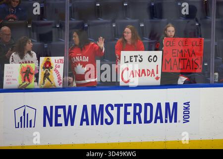 Buffalo, New York, USA. November 2025. Die Fans von Team Canada feuern vor dem Spiel gegen Team USA in Aufwärmrunden an. Das Team USA Women's National Team war Gastgeber des kanadischen Women's National Teams in einem Spiel der Canada USA Rivalry Series im Key Bank Center in Buffalo, New York. (Jonathan Tenca/CSM). Quelle: csm/Alamy Live News Stockfoto
