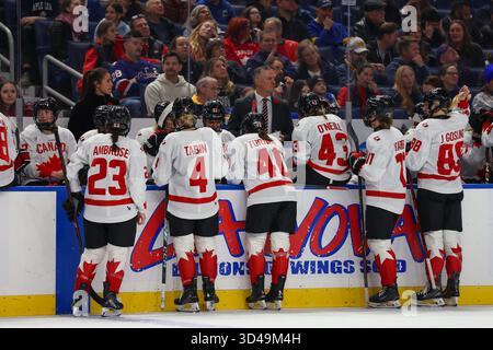 Buffalo, New York, USA. November 2025. Die Spieler des Teams Kanada treffen sich in der ersten Phase in einem Spiel gegen das Team USA. Das Team USA Women's National Team war Gastgeber des kanadischen Women's National Teams in einem Spiel der Canada USA Rivalry Series im Key Bank Center in Buffalo, New York. (Jonathan Tenca/CSM). Quelle: csm/Alamy Live News Stockfoto