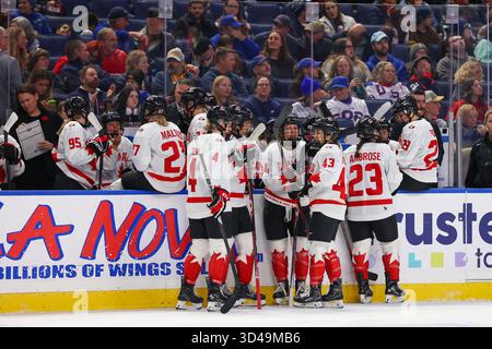 Buffalo, New York, USA. November 2025. Die Spieler von Team Canada kommen in der ersten Phase in einem Spiel gegen Team USA zusammen. Das Team USA Women's National Team war Gastgeber des kanadischen Women's National Teams in einem Spiel der Canada USA Rivalry Series im Key Bank Center in Buffalo, New York. (Jonathan Tenca/CSM). Quelle: csm/Alamy Live News Stockfoto