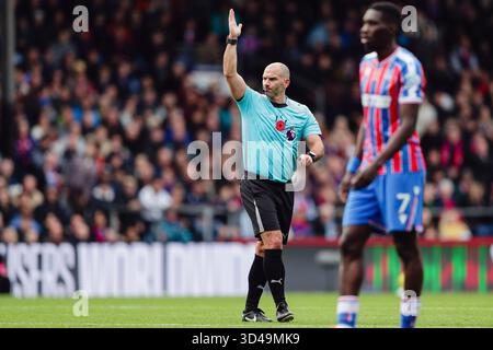 London, Großbritannien. November 2025. Schiedsrichter Tim Robinson während des Premier League-Spiels zwischen Crystal Palace und Brighton und Hove Albion im Selhurst Park in London. Quelle: SPP Sport Pressefoto. /Alamy Live News Stockfoto