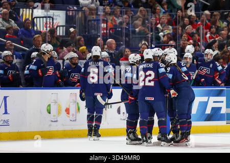 Buffalo, New York, USA. November 2025. Die Spieler des Teams USA treffen sich in der ersten Phase in einem Spiel gegen das Team Canada. Das Team USA Women's National Team war Gastgeber des kanadischen Women's National Teams in einem Spiel der Canada USA Rivalry Series im Key Bank Center in Buffalo, New York. (Jonathan Tenca/CSM). Quelle: csm/Alamy Live News Stockfoto