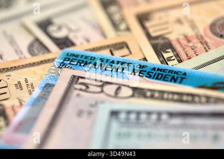 Amerikanische US-Dollar-Geldscheine mit permanentem Resident Green Card Diversity Visum Nahaufnahme Stockfoto