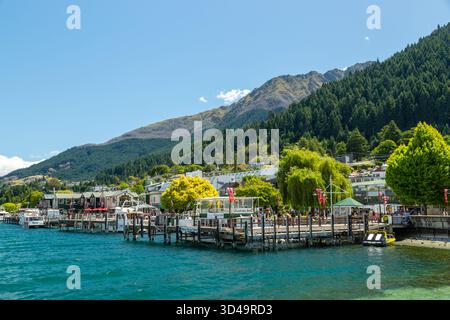 Queenstown Uferseite und Lake Wakatipu an einem Sommertag, Queenstown, Otago, Neuseeland Stockfoto