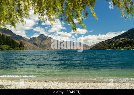 Queenstown Bay Beach und Lake Wakatipu an einem Sommertag mit Blick auf den beeindruckenden Cecil Peak, Queenstown, Otago, Neuseeland Stockfoto