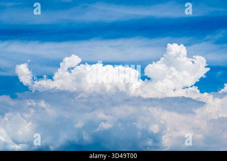 Ein wunderschönes Video einer großen, geschwollenen weißen Wolke, die sich anmutig gegen einen leuchtend blauen Himmel bewegt, gedreht in Tamsui New Taipei City Taiwan an einem sonnigen Sommer Stockfoto