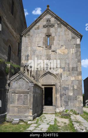 Historischer Kircheneingang mit Steinschmuck und Kreuzen, Tatev-Kloster, Tatev, Armenisch-Apostolisches Kloster, Provinz Syunik, Syunik, Kaukasus, Stockfoto