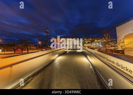 Abendliche Atmosphäre bei BMW World, Johanna und Herbert Quandt Brücke, hinten der Fernsehturm im Olympiapark, Petuelring, München, Oberbayern, B Stockfoto