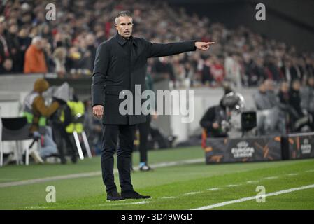 Coach Robin Van Persie Feyenoord Rotterdam an der Seitenlinie Gesture Europa League, MHPArena, MHP Arena Stuttgart, Baden-Württemberg, Deutschland Stockfoto