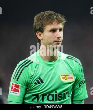 Allianz Arena, München, Deutschland. November 2025. Frederik Ronnow vom 1. FC Union Berlin sieht beim 1. Bundesliga-Spiel Uniion Berlin gegen Bayern München in der Allianz Arena in München an. Ulrik Pedersen/CSM/Alamy Live News Stockfoto