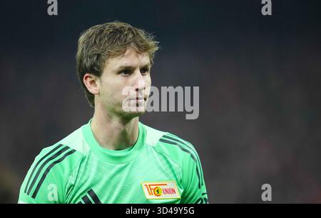 Allianz Arena, München, Deutschland. November 2025. Frederik Ronnow vom 1. FC Union Berlin sieht beim 1. Bundesliga-Spiel Uniion Berlin gegen Bayern München in der Allianz Arena in München an. Ulrik Pedersen/CSM/Alamy Live News Stockfoto