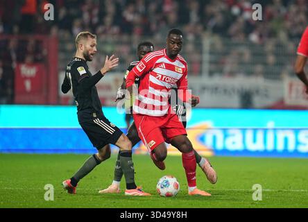 Allianz Arena, München, Deutschland. November 2025. Ilyas Ansah vom 1. FC Union Berlin kontrolliert den Ball während eines 1. Bundesliga-Spiels Uniion Berlin gegen Bayern München in der Allianz Arena München. Ulrik Pedersen/CSM/Alamy Live News Stockfoto
