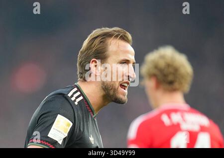 Allianz Arena, München, Deutschland. November 2025. Harry Kane von Bayern München Gesten während eines 1. Bundesliga-Spiels Uniion Berlin gegen Bayern München in der Allianz Arena München. Ulrik Pedersen/CSM/Alamy Live News Stockfoto