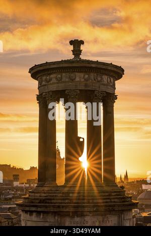 Das Dugald Stewart Memorial am Calton Hill in Edinburgh in Schottland bei Sonnenuntergang Stockfoto