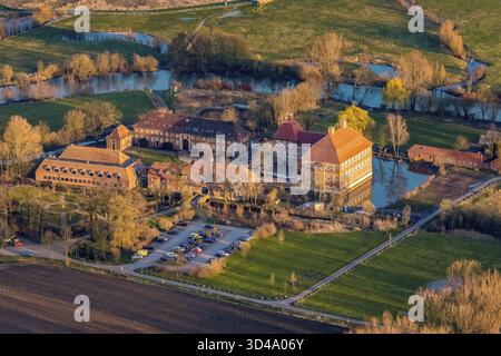 Die Burg Oberwerries ist eine zweiflügelige Wasserburg in der Lippaue des Landkreises Hamm-Heessen. Gefüllte Transplantate nach dem Bau, Stockfoto