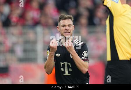 Allianz Arena, München, Deutschland. November 2025. Joshua Kimmich vom FC Bayern München gibt während eines 1. Bundesliga-Spiels, Uniion Berlin gegen Bayern München, in der Allianz Arena, München. Ulrik Pedersen/CSM/Alamy Live News Stockfoto