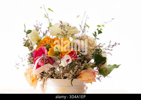 Ein lebhaftes Bouquet aus Rosen und getrockneten Blumen sorgt für ein frisches Blumengeschenk Stockfoto